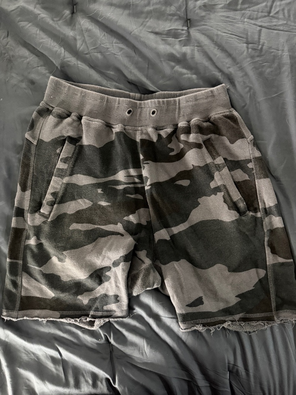 BETTER BODIES Men's Gray & Black Camo Athletic Shorts